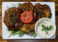 Баклажаны на гриле с йогуртовым соусом