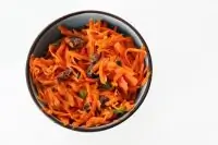 Морковный салат с мятой и изюмом