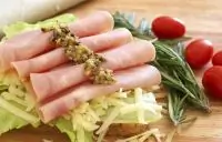 Ветчина с соусом из горчицы и петрушки