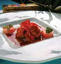 Лисички с хрустящей салями в соусе из красного вина с тмином и кориандром