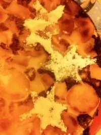 Творожная запеканка с яблоками и изюмом