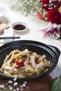 Салат из пекинской капусты с чили и кинзой