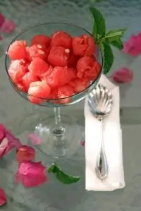 Арбузный салат с ромом и мятой