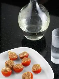 Помидоры черри, фаршированные пастой с чесноком