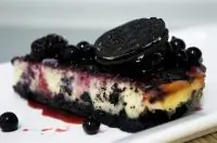 Чизкейк из шоколадного печенья с ягодным соусом