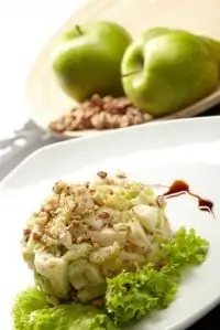 Салат из сельдерея и яблок с орехами пекан