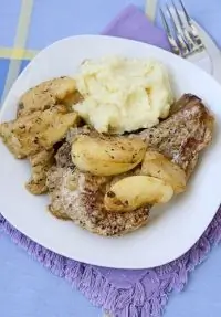 Свиные отбивные с яблоками и шалотом