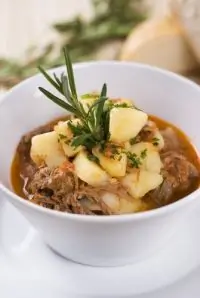 Свиное рагу с яблоками и капустой