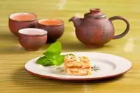 Порционные «Наполеоны» с яблоками и взбитыми сливками