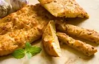 Фокачча с печеным чесноком, зеленым луком и сыром проволоне