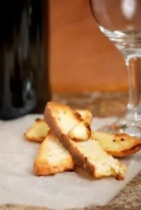 Хлеб с печеным чесноком