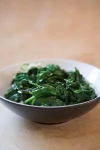 Шпинат с чесноком