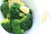 Жареная брокколи с чесноком, чили и лимонным соком