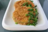 Жареные зеленые помидоры с молочной подливкой