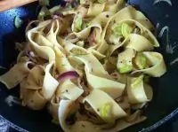 Паппарделле с карамелизованным луком и пармезаном