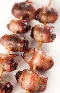 Финики в беконе, фаршированные сыром стилтон