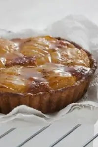 Грушевый тарт на шоколадно-миндальном тесте