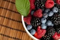 Ягодный салат с мятой и апельсиновым ликером