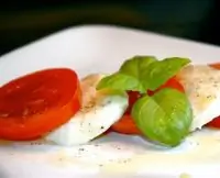 Капрезе с соусом песто