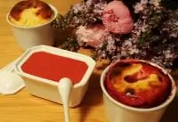 Творожная запеканка с клубникой и сахаром