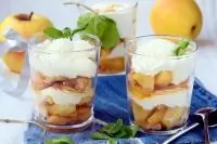 Карамелизованные яблоки со свежим розмарином