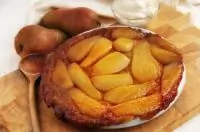 Тонкий грушевый тарт с корицей