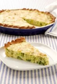 Киш со спаржей, луком-пореем и грюйером