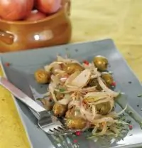 Меззе из оливок с карамелизированным луком и свежим орегано