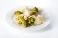 Печеная цветная капуста с брокколи, чесноком и лимоном