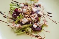 Салат со свеклой и козьим сыром