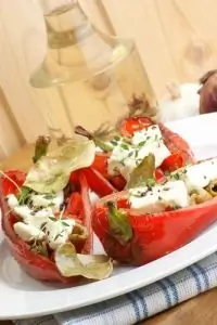 Печеные фаршированные сладкие перцы с черри, фетой и тимьяном