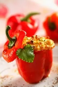 Сладкие перцы, фаршированные полентой и сыром