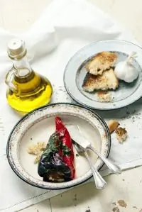 Перцы, фаршированные проволоне с майораном