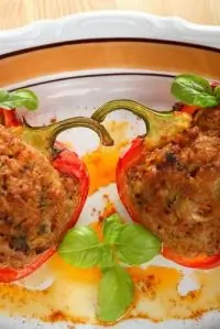 Фаршированные свининой перцы под сырной корочкой