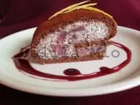 Бисквитный рулет с винными грушами и маковым кремом