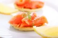 Закуска из красной рыбы с укропом на картофельных тарталетках
