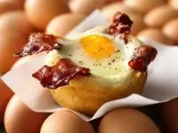 Яйцо с беконом в корзиночке из хлеба