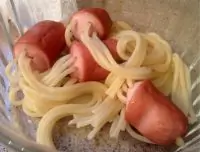 Макароны в сосисках