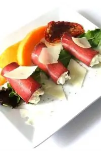 Рулетики из брезаолы с козьим сыром