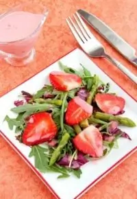 Салат из рукколы и клубники