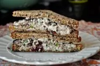 Салат из курицы с эстрагоном, орехами пекан и клюквой