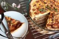 Тарт с козьим сыром и чесноком