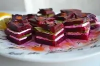 Слоеная свекла с козьим сыром