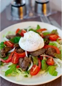 Салат с куриной печенью, белой фасолью и яйцом пашот