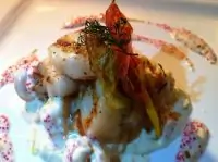 Морские гребешки на подушке из тигровых креветок