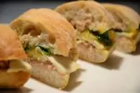 Сэндвич с тунцом и яичницей