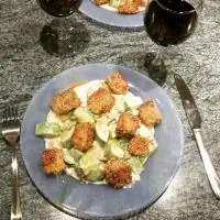 Лосось в кунжуте на подушке из цукини