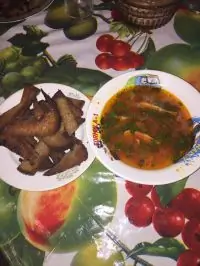 Томатный суп с беконом и чесночными гренками