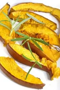 Закуска из печеной тыквы с красным луком и розмарином