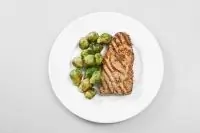 Стейк из тунца с гарниром из брюссельской капусты